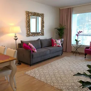 Charming Pine View Apartment Vantaa